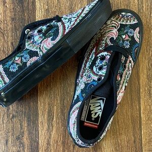 Girls VANS NWOT tapestry black lace up Pop Cush skateboarding shoe Sz 4.5